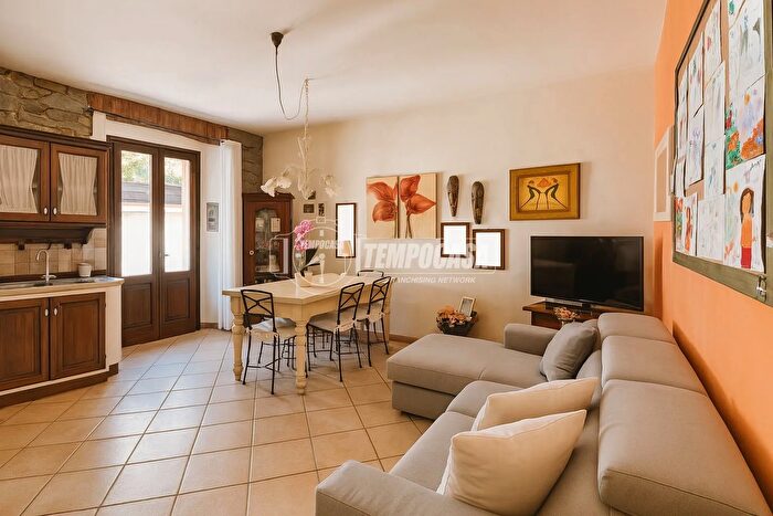 Appartamento trilocale in vendita in Via Commercio, Massa