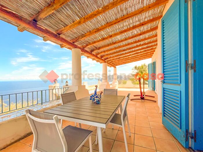 Casa trilocale in vendita in Contrada Cappero Snc, Lipari