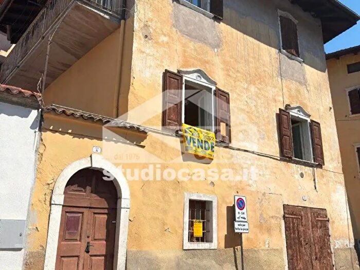 Appartamento con 6 locali in vendita in Piazza Vicariato, Avio