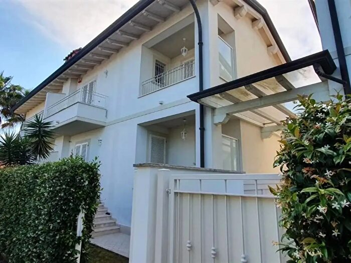 Casa con 5 locali in vendita in Montignoso