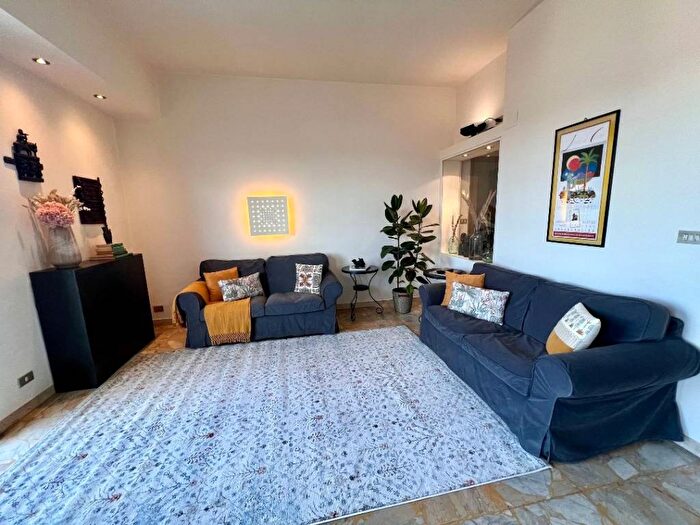 Appartamento con 6 locali in affitto in Via Camillo Benso di Cavour, San Marco SS Annunziata, Firenze