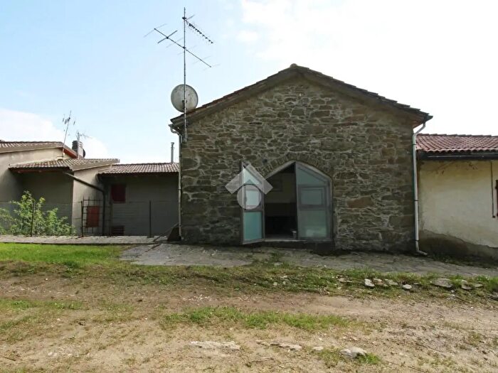 Casa con 7 locali in vendita in Località Collebasso, Vernio
