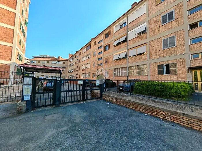 Appartamento trilocale in vendita in Via Marforio, Roma