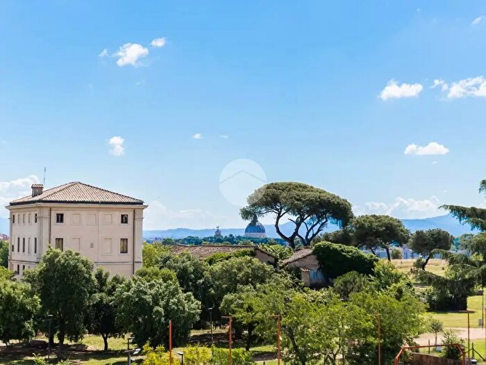 Appartamento quadrilocale in vendita in Via Calisto II, Roma