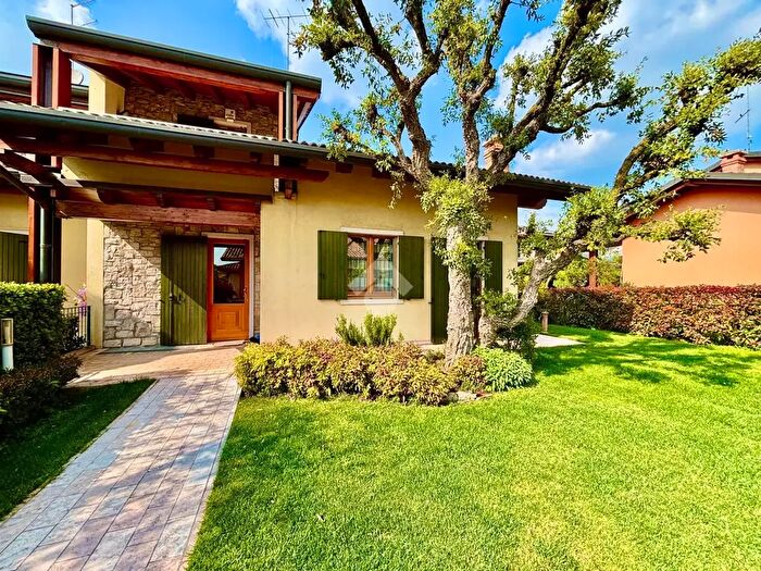 Casa con 5 locali in vendita in Via Papa Luciani, Sommacampagna