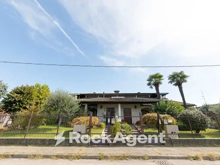 Casa con 6 locali in vendita in Via E H Grieg, Saronno