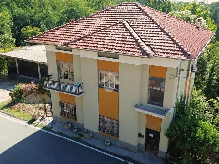 Casa con 9 locali in vendita in Frazione Simone, Valdilana
