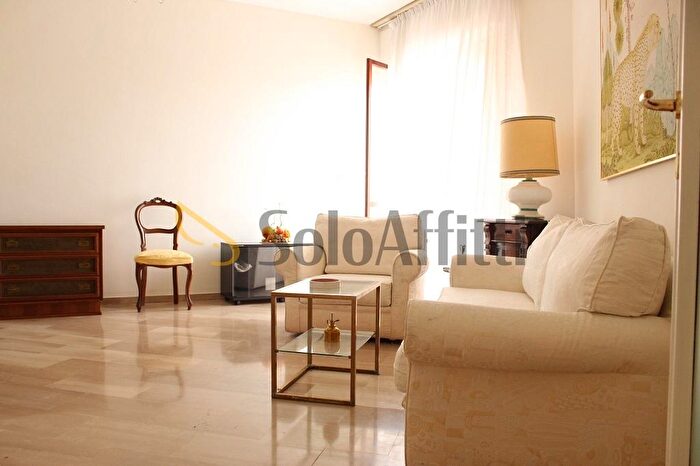 Appartamento trilocale in affitto in Via Lorenteggio, Milano