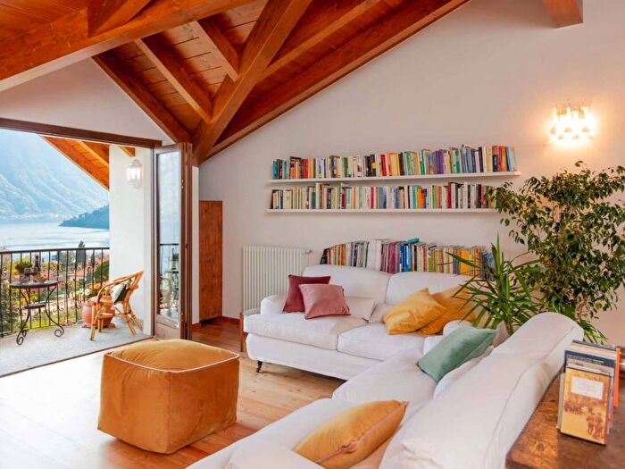 Appartamento trilocale in affitto in Via Monte Grappa, Tremezzo, Tremezzina