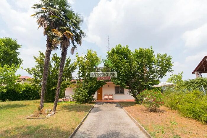 Casa con 8 locali in vendita in Via Ettore Fieromosca Fontanafredda, Fontanafredda