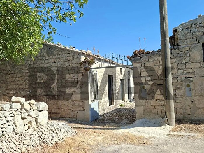Casa con 8 locali in vendita in Contrada Calanchi Vanella, Modica