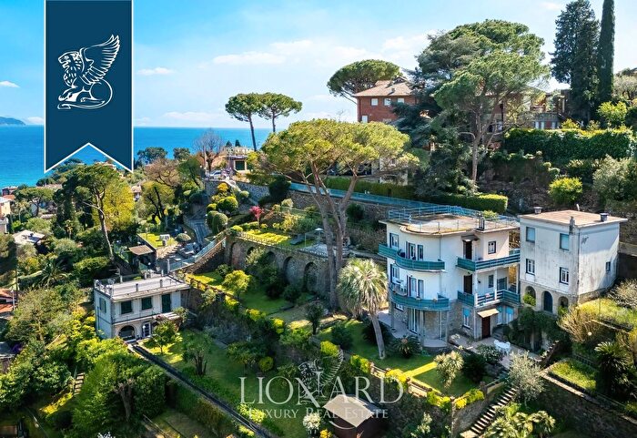 Casa con 7 locali in vendita in Rapallo