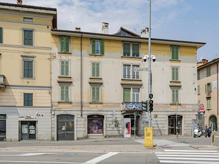 Appartamento con 6 locali in vendita in Via Cesare Battisti, Bergamo