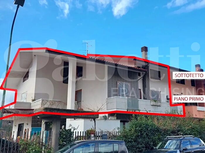 Casa in vendita in Via Newton, Pesche