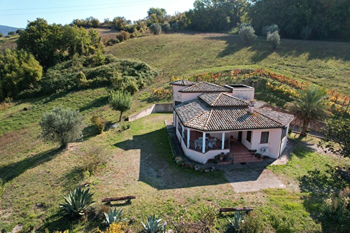 Casa con 8 locali in vendita in Vocabolo Colle, Alviano