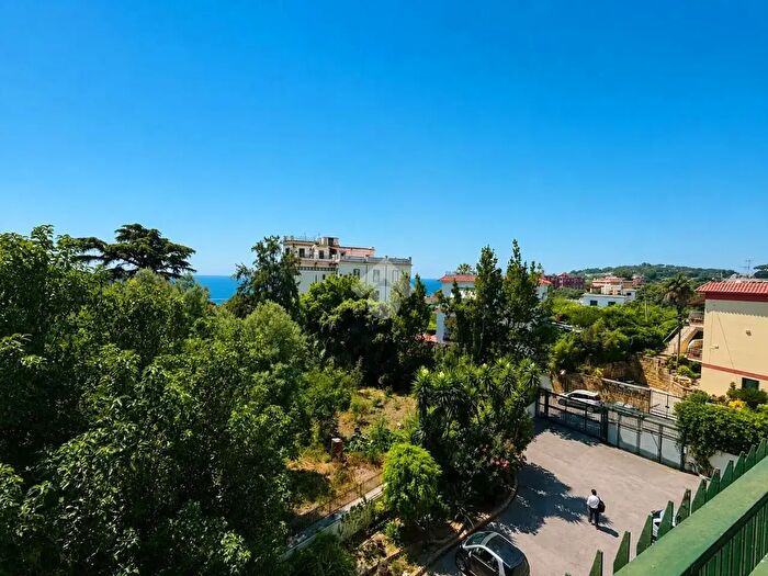 Appartamento con 5 locali in vendita in Salita del Casale, Napoli