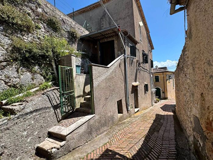 Casa trilocale in vendita in Via Matteo BorrelloRocca dArce, Rocca DArce