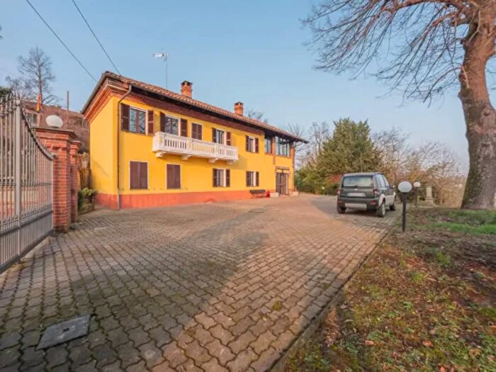 Casa con 6 locali in vendita in Frazione Mombarone, Asti