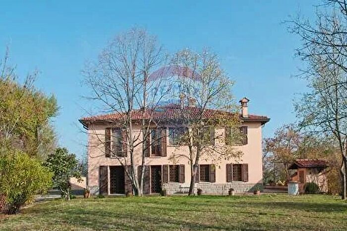 Casa con 10 locali in vendita in Via del Sasso, Pianoro