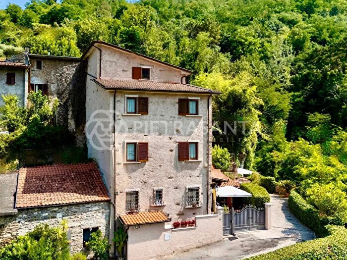 Casa con 9 locali in vendita in Pietrasanta