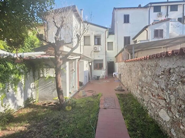 Casa con 6 locali in vendita in Viareggio