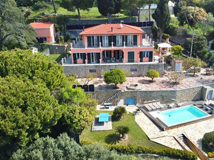 Casa con 10 locali in vendita in Via degli Inglesi, Bordighera