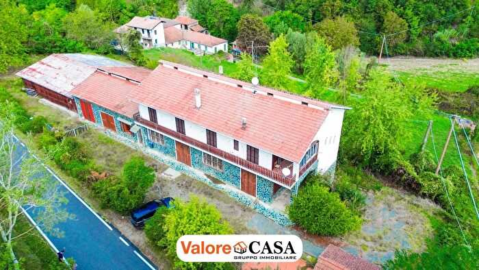 Casa con 8 locali in vendita in Roccaverano