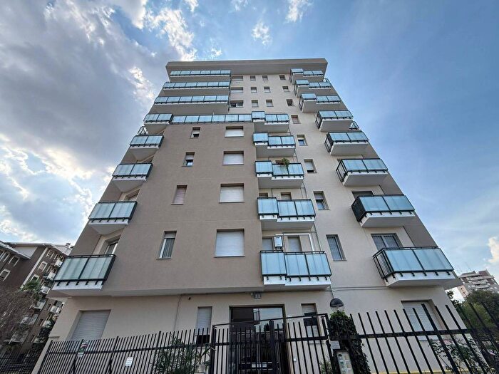 Appartamento trilocale in affitto in Via Lanfranco della Pila, Niguarda, Milano
