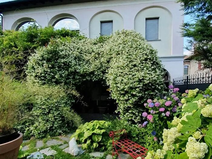 Casa con 8 locali in vendita in Samarate