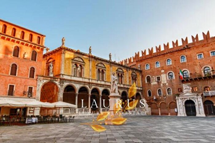 Appartamento con 5 locali in vendita in Via Valerio Catullo, Verona