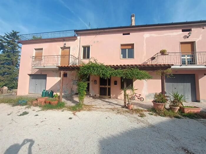 Casa con 16 locali in vendita in Ostra Vetere