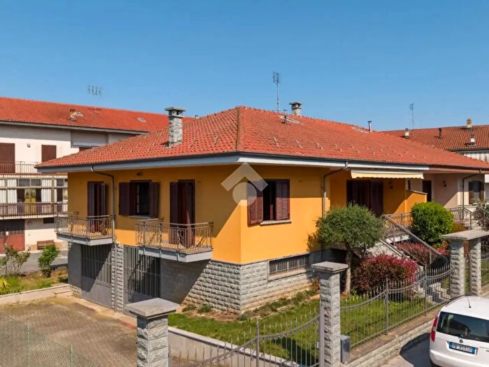 Casa con 6 locali in vendita in Via S Giovanni Bosco, Busca