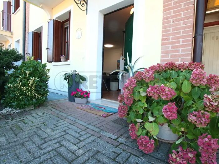 Casa con 8 locali in vendita in Quinto Vicentino