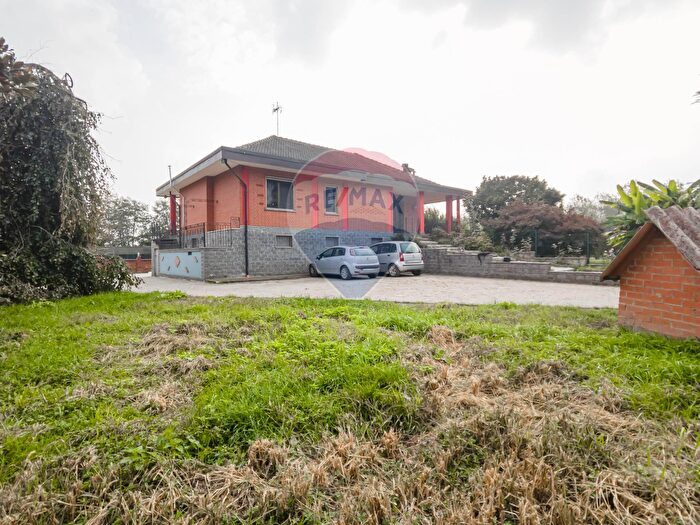 Casa con 8 locali in vendita in Via Baudenile, Leini