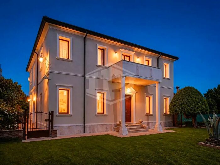 Casa con 10 locali in vendita in Via Repoise, Cervarese Santa Croce