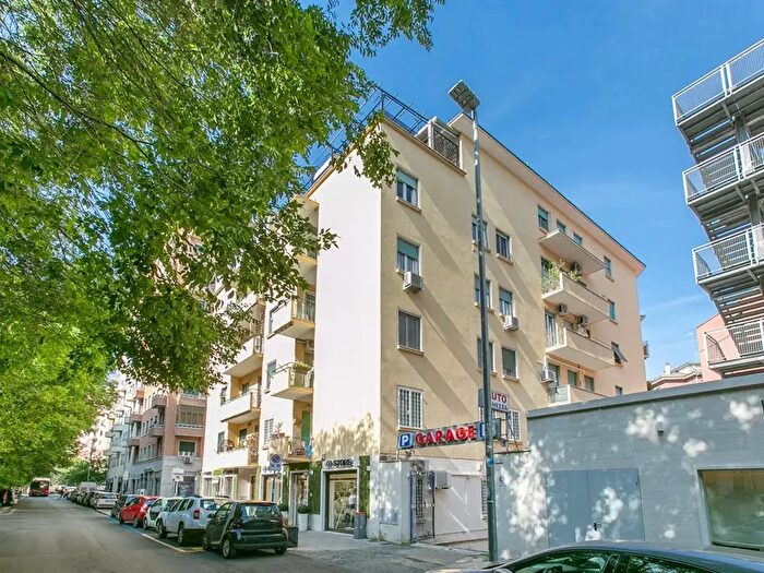 Appartamento trilocale in vendita in Viale delle Province, Roma