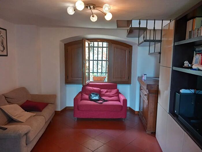 Appartamento con 8 locali in vendita in Luni