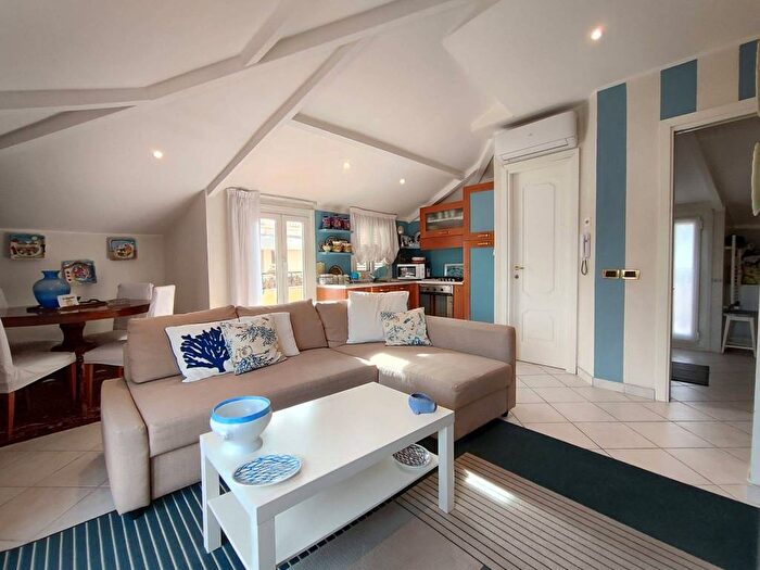 Appartamento trilocale in affitto in Vico della Conceria, Centro, Alassio