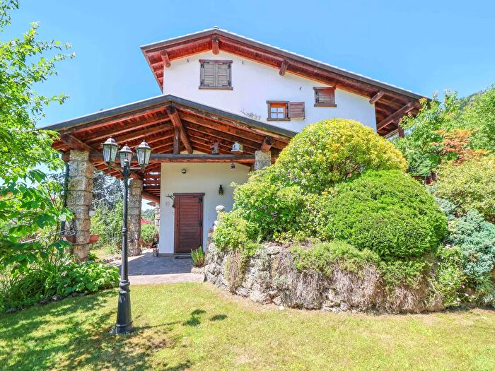 Casa trilocale in vendita in Via Kennedy, Castione Della Presolana