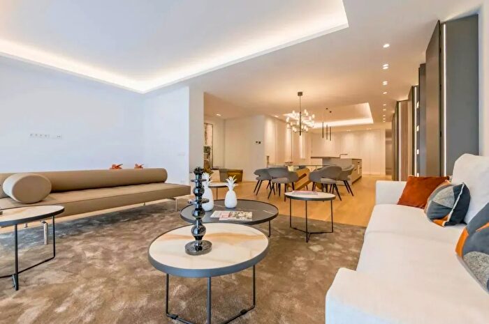 Appartamento con 5 locali in vendita in Via Borromei, Milano