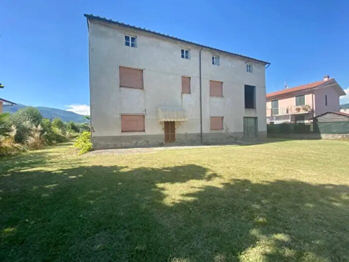 Casa con 6 locali in vendita in Via Francioni, Pescia