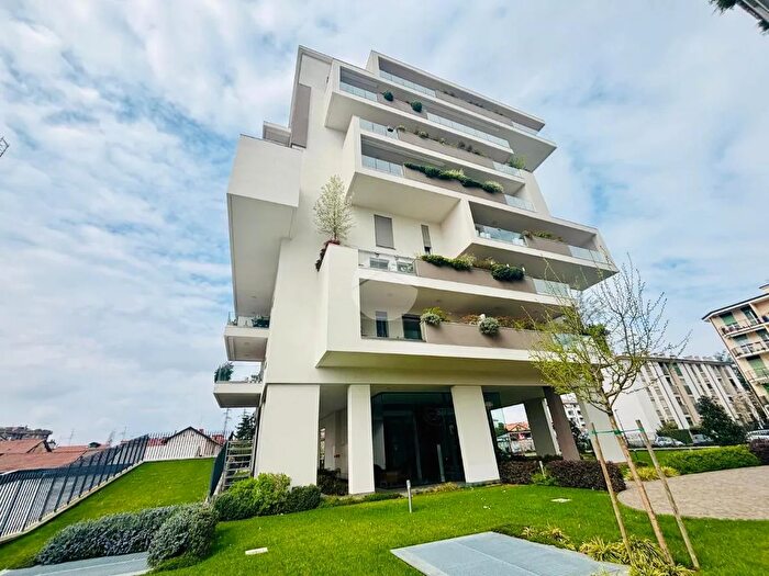 Appartamento trilocale in vendita in Via Emilio Borsa, Monza