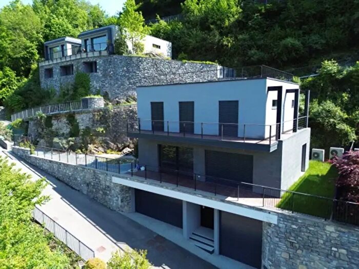 Casa con 6 locali in vendita in Via Cesare Poggi, Torno