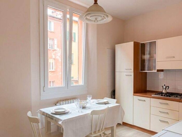 Appartamento trilocale in affitto in Via delle Donzelle, Centro Storico, Bologna