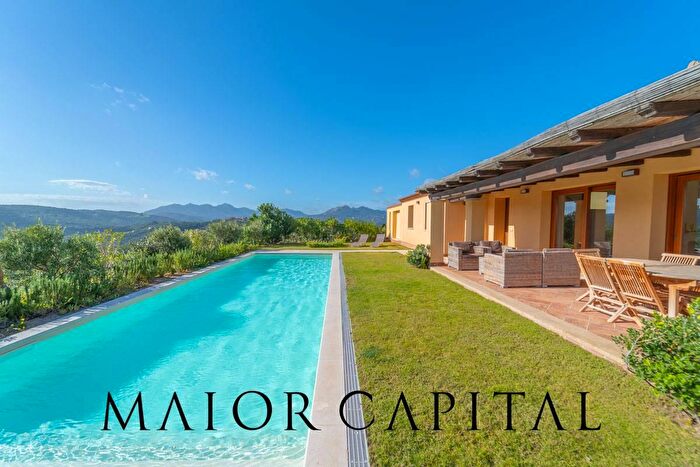 Casa con 5 locali in vendita in Viale Cugnana, Olbia