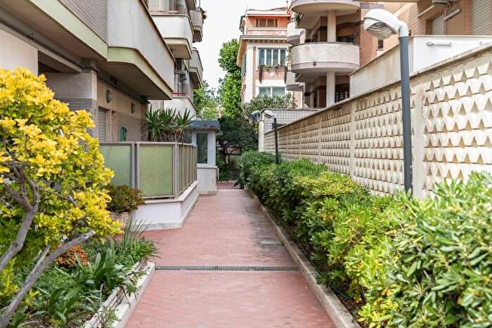 Appartamento trilocale in vendita in Lungomare Paolo Toscanelli, Roma