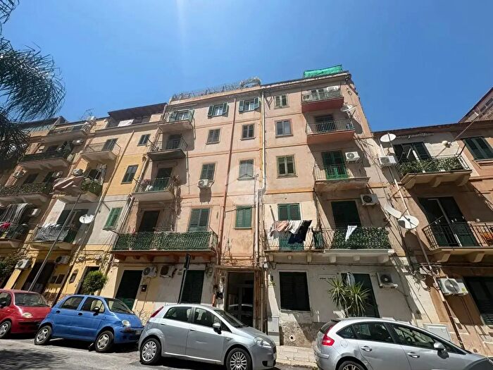 Appartamento trilocale in vendita in Via Andrea Morosini, Palermo