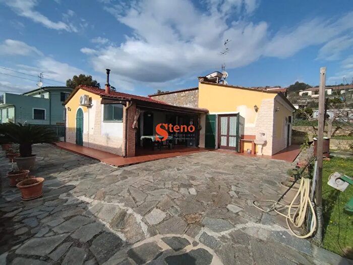Casa con 6 locali in vendita in Via Anna Frank, Imperia
