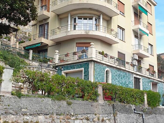 Appartamento con 6 locali in affitto in Via Posalunga, Borgoratti, Genova
