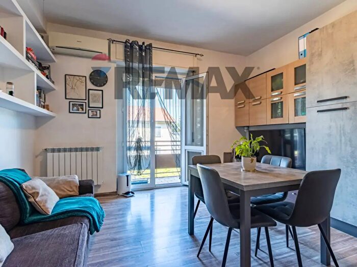 Appartamento trilocale in vendita in Via Cesare Battisti, Locate Varesino